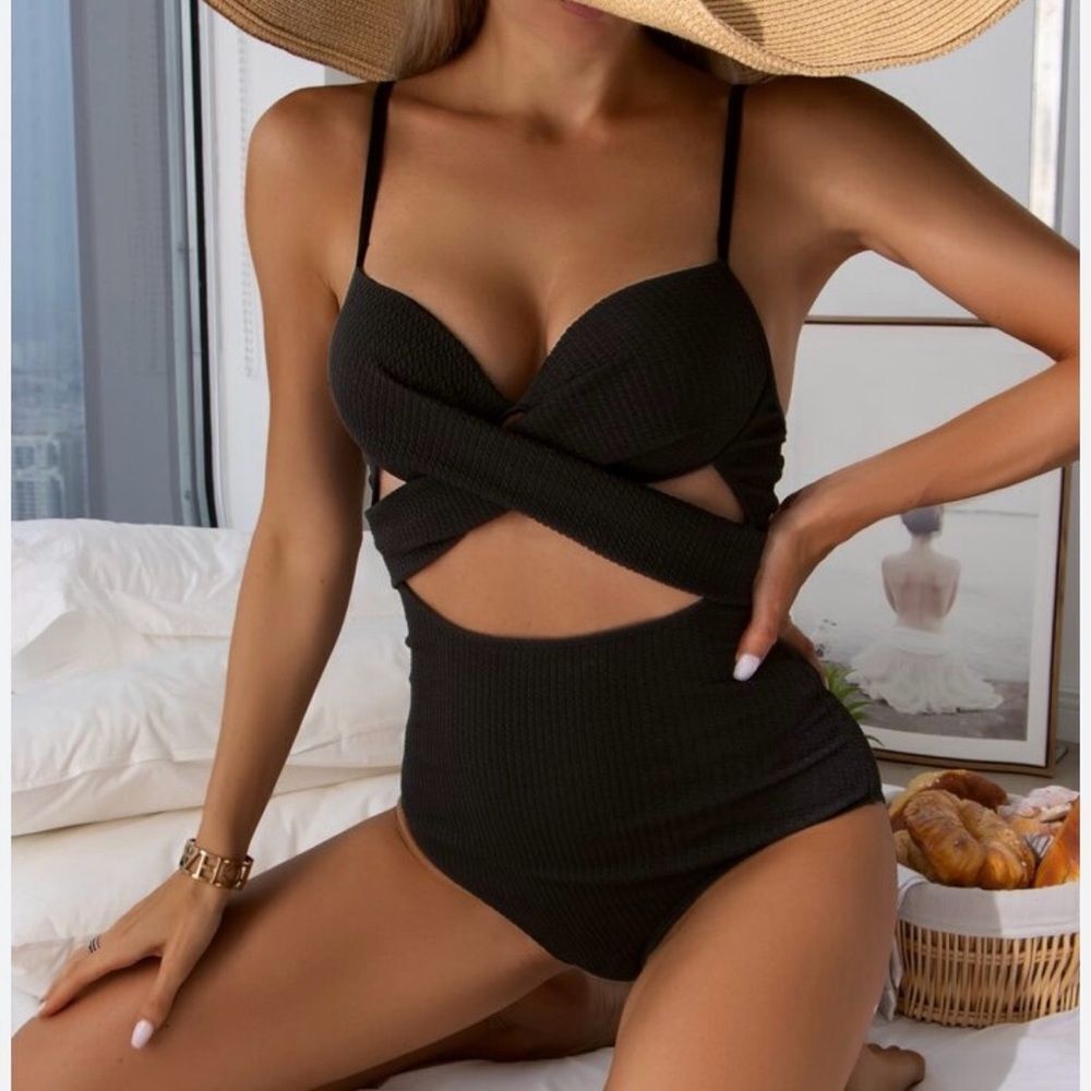 Jet Set Underwire Push-Up One Piece Swimsuit with Wrap Cut-Outs in Black Size‎ S